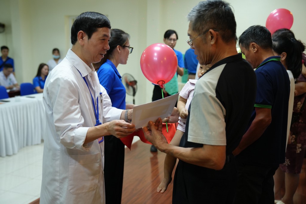 Mang Trung thu đến với các em nhỏ tại Bệnh viện Đa khoa Gia Lâm Mang Trung thu đến với các em nhỏ tại Bệnh viện Đa khoa Gia Lâm