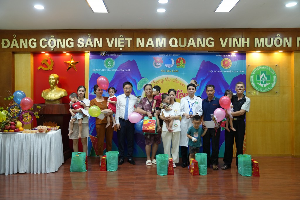 Mang Trung thu đến với các em nhỏ tại Bệnh viện Đa khoa Gia Lâm Mang Trung thu đến với các em nhỏ tại Bệnh viện Đa khoa Gia Lâm