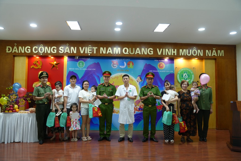 Mang Trung thu đến với các em nhỏ tại Bệnh viện Đa khoa Gia Lâm Mang Trung thu đến với các em nhỏ tại Bệnh viện Đa khoa Gia Lâm