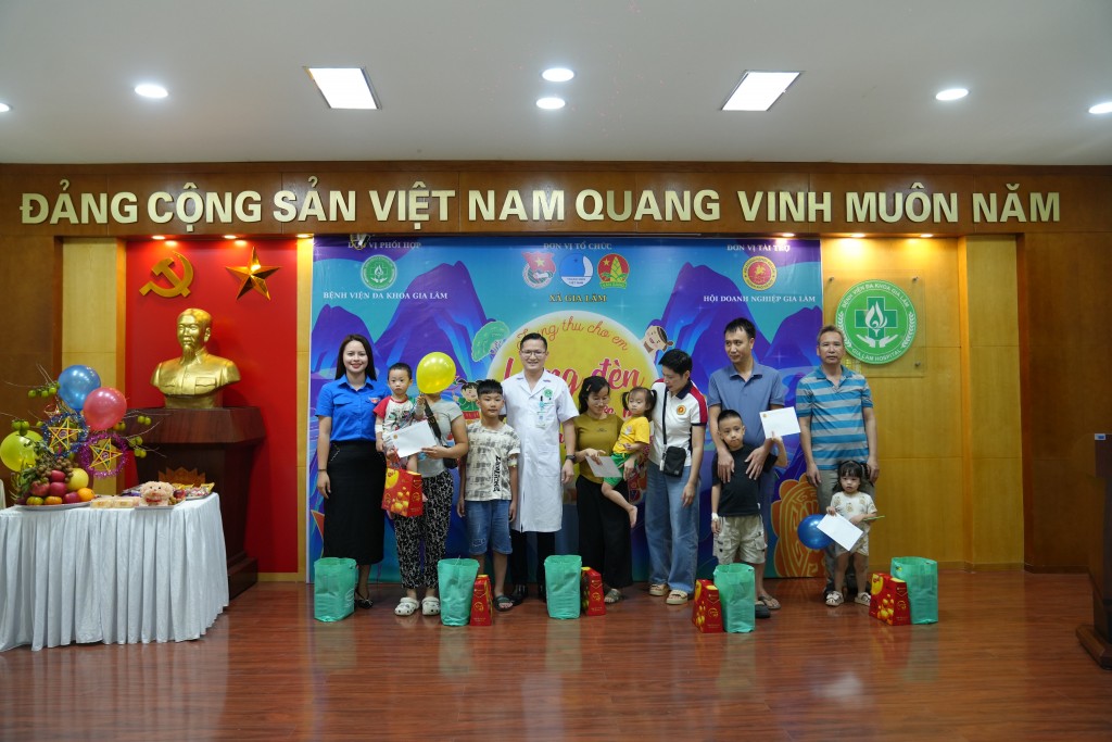 Mang Trung thu đến với các em nhỏ tại Bệnh viện Đa khoa Gia Lâm Mang Trung thu đến với các em nhỏ tại Bệnh viện Đa khoa Gia Lâm