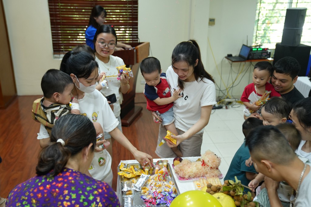 Mang Trung thu đến với các em nhỏ tại Bệnh viện Đa khoa Gia Lâm Mang Trung thu đến với các em nhỏ tại Bệnh viện Đa khoa Gia Lâm