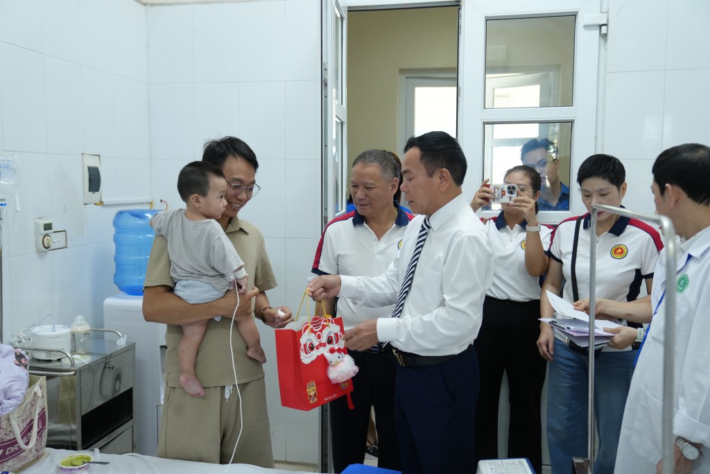 Mang Trung thu đến với các em nhỏ tại Bệnh viện Đa khoa Gia Lâm Mang Trung thu đến với các em nhỏ tại Bệnh viện Đa khoa Gia Lâm