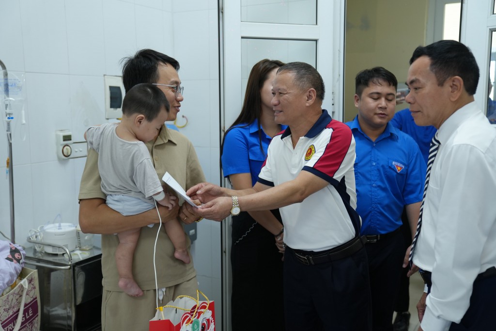 Mang Trung thu đến với các em nhỏ tại Bệnh viện Đa khoa Gia Lâm Mang Trung thu đến với các em nhỏ tại Bệnh viện Đa khoa Gia Lâm