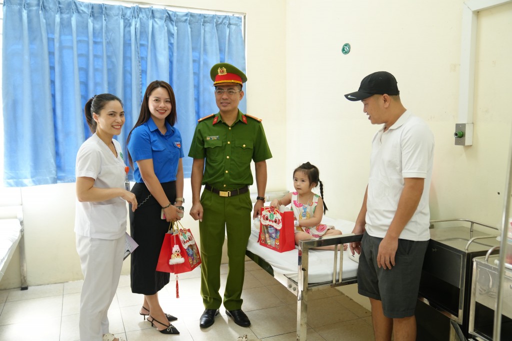 Mang Trung thu đến với các em nhỏ tại Bệnh viện Đa khoa Gia Lâm Mang Trung thu đến với các em nhỏ tại Bệnh viện Đa khoa Gia Lâm
