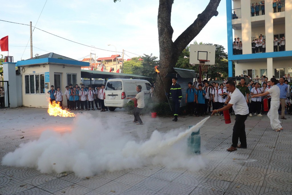 Nhấn vào ảnh để phóng to Thuận An: Tuyên truyền phòng cháy chữa cháy cho hơn 1.200 giáo viên, học sinh