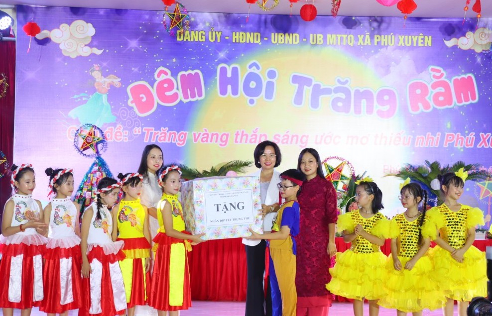 Thiếu nhi Phú Xuyên hân hoan "Đêm hội trăng rằm"