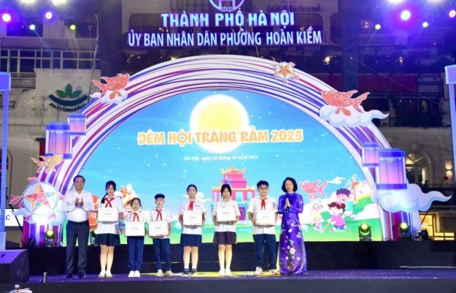 Tưng bừng đêm hội trăng rằm, gắn kết yêu thương tại phường Hoàn Kiếm