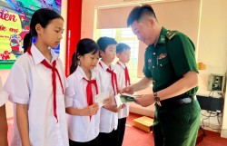 Đồn Biên phòng Trà Cổ phối hợp phường Móng Cái 1, 2 tặng quà Trung thu cho thiếu nhi