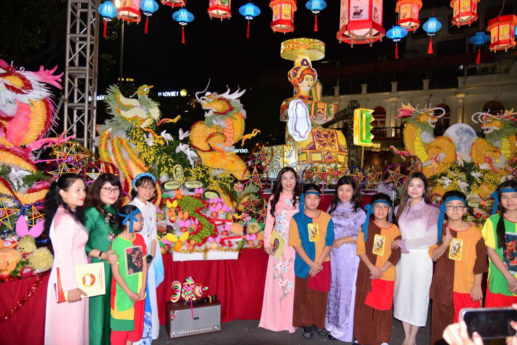 Các đơn vị giới thiệu mâm cỗ Trung thu tham dự chương trình