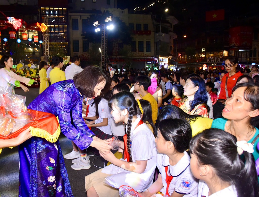 Lãnh đạo thành phố Hà Nội và phường Hoàn Kiếm trao các phần quà cho các em học sinh và các em thiếu nhi tham dự chương trình