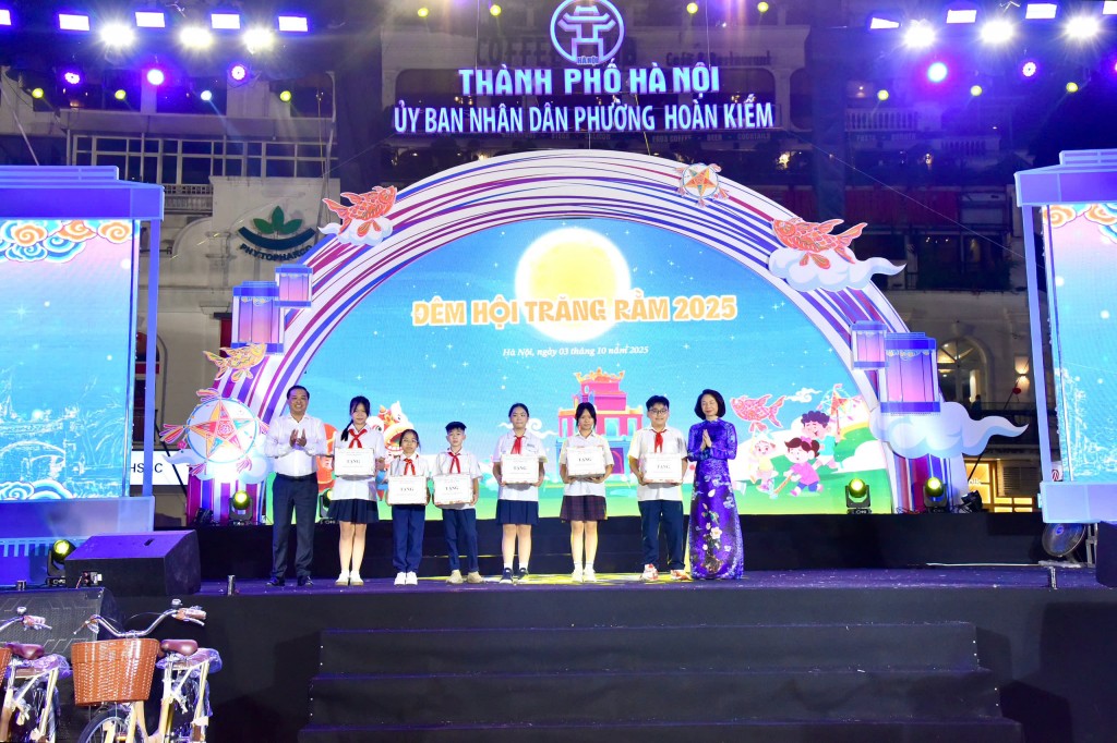 Tưng bừng đêm hội trăng rằm, gắn kết yêu thương tại phường Hoàn Kiếm