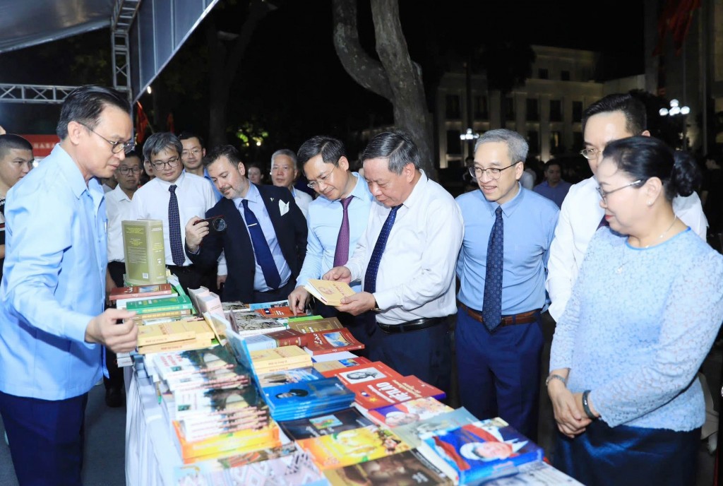 Hội Sách Hà Nội 2025: Lan tỏa tri thức, bồi đắp hào khí Thăng Long