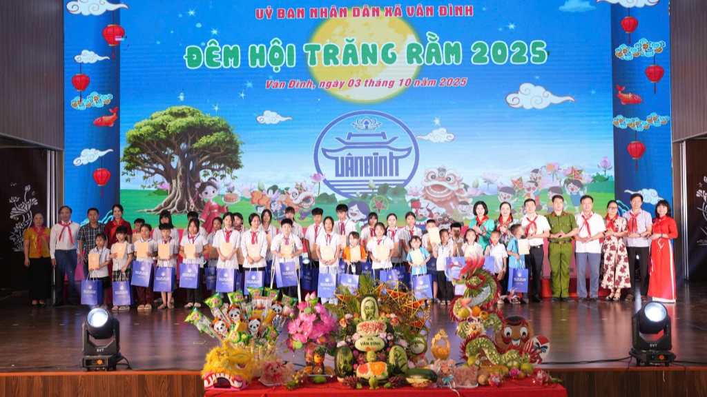 Các vị đại biểu trao tặng học bổng đến học sinh vượt khó của xã Vân Đình Các vị đại biểu trao tặng học bổng đến học sinh vượt khó của xã Vân Đình