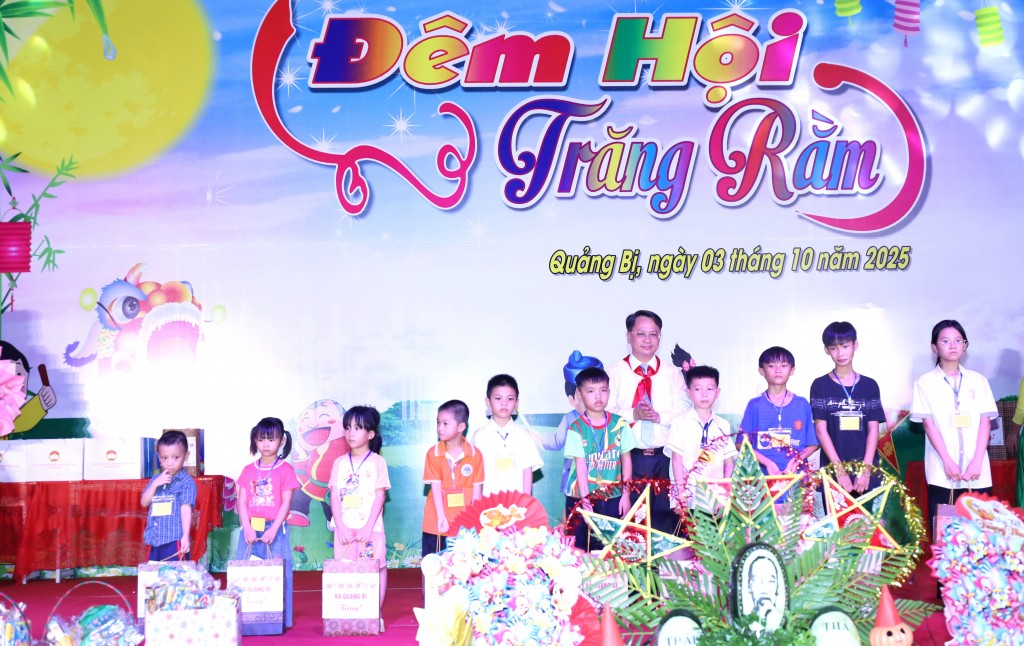 Đồng chí Bùi Mạnh Thắng, Phó Bí thư Đảng ủy, Chủ tịch UBND xã Quảng Bị tặng quà, động viên các em nhỏ có hoàn cảnh khó khăn