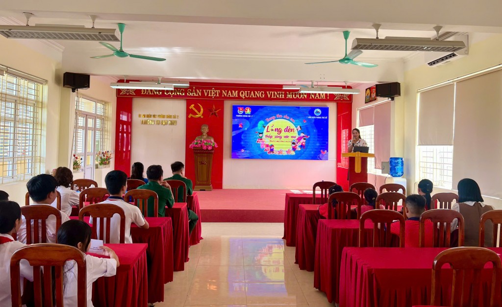 Đồn Biên phòng Trà Cổ phối hợp phường Móng Cái 1, 2 tặng quà Trung thu cho thiếu nhi