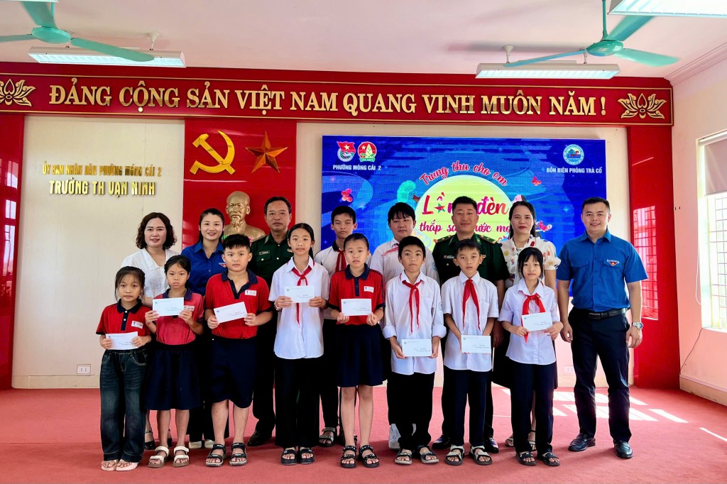 Đồn Biên phòng Trà Cổ phối hợp phường Móng Cái 1, 2 tặng quà Trung thu cho thiếu nhi