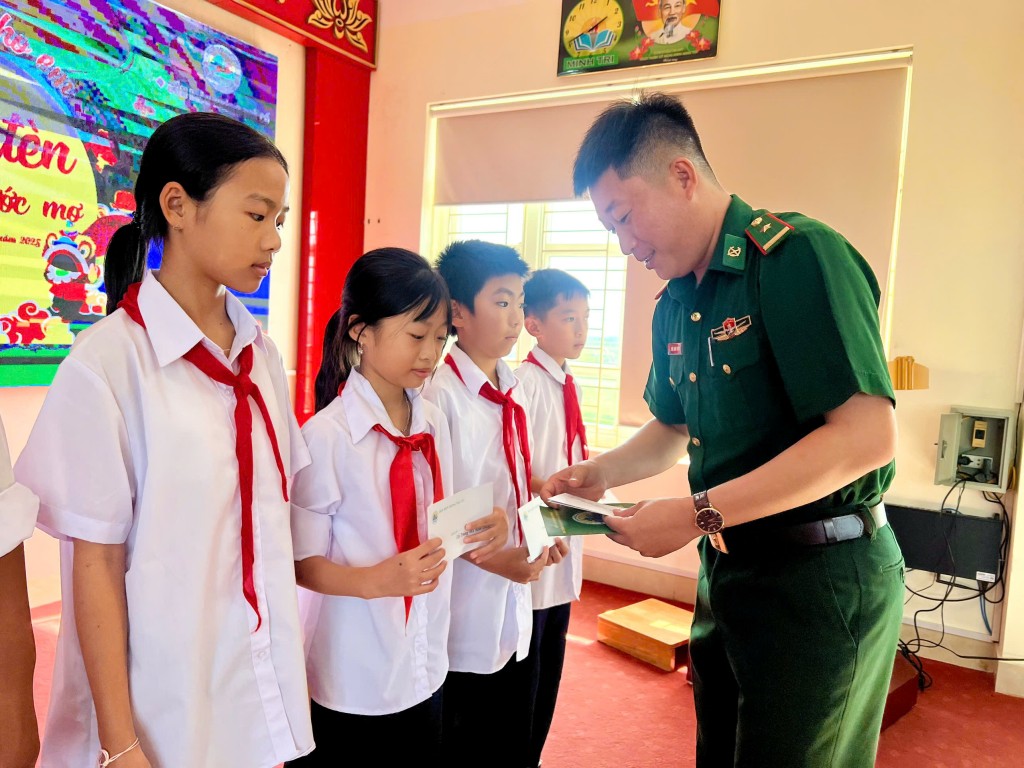 Đồn Biên phòng Trà Cổ phối hợp phường Móng Cái 1, 2 tặng quà Trung thu cho thiếu nhi