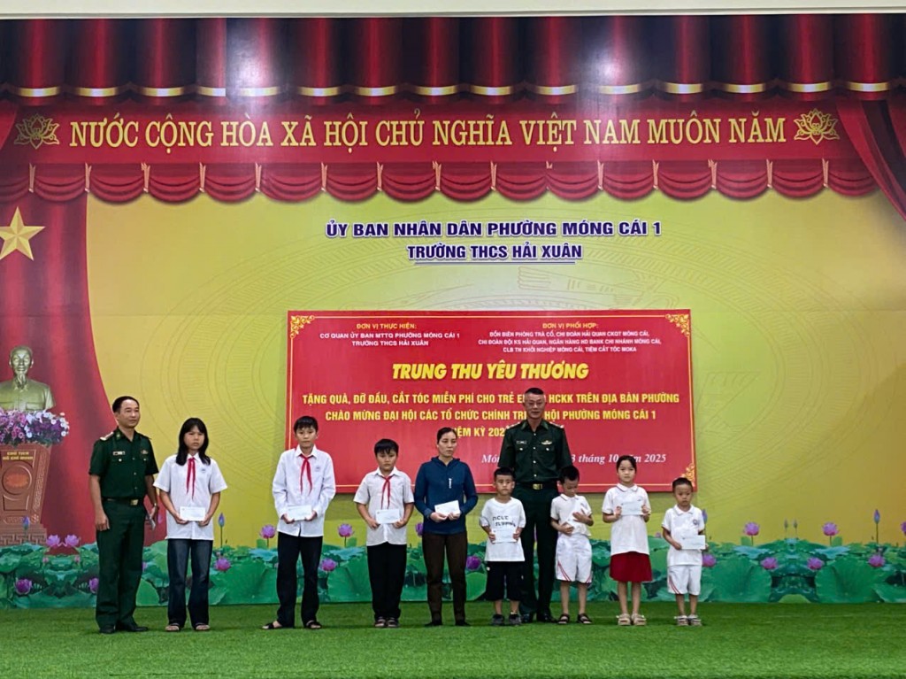Đồn Biên phòng Trà Cổ phối hợp phường Móng Cái 1, 2 tặng quà Trung thu cho thiếu nhi