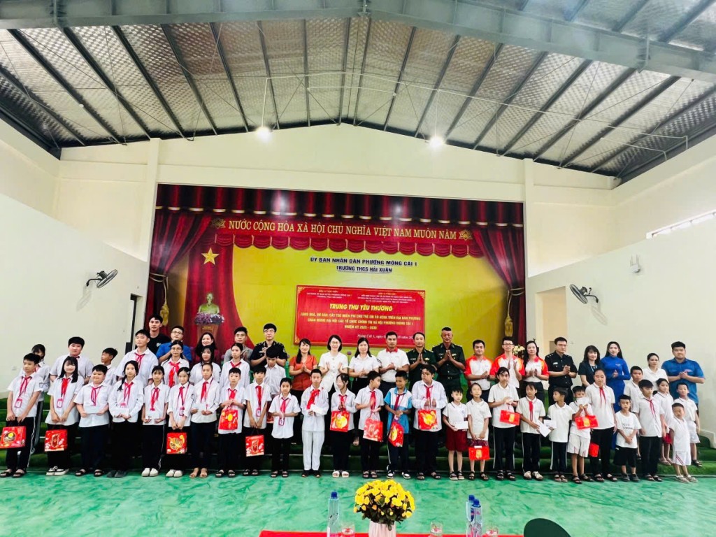 Đồn Biên phòng Trà Cổ phối hợp phường Móng Cái 1, 2 tặng quà Trung thu cho thiếu nhi