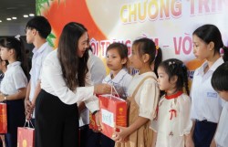 Những suất quà ý nghĩa tặng thiếu nhi có hoàn cảnh khó khăn