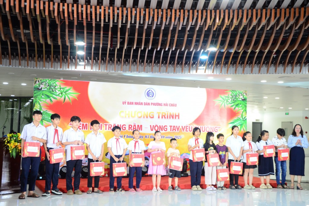 Các cấp chính quyền, đoàn thể cùng nhiều tổ chức, cá nhân thiện nguyện tiếp tục chung tay trên hành trình chăm lo cho trẻ em (Ảnh Đ.Minh) Các cấp chính quyền, đoàn thể cùng nhiều tổ chức, cá nhân thiện nguyện tiếp tục chung tay trên hành trình chăm lo cho trẻ em (Ảnh Đ.Minh)