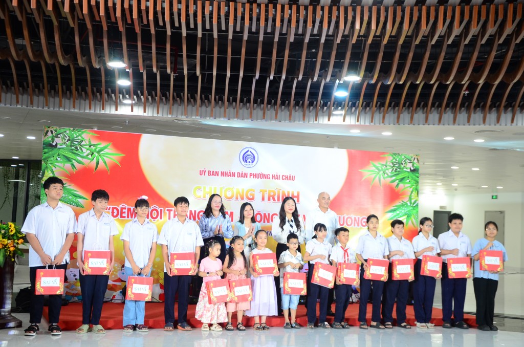 Lãnh đạo UBND phường Hải Châu cùng nhà tài trợ trao tặng 400 suất quà Trung thu cho thiếu nhi (Ảnh Đ.Minh) Lãnh đạo UBND phường Hải Châu cùng nhà tài trợ trao tặng 400 suất quà Trung thu cho thiếu nhi (Ảnh Đ.Minh)