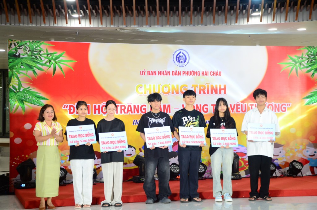 Ủy ban MTTQ Việt Nam phường Hải Châu cũng đã trao 66 suất học bổng, tổng trị giá 107 triệu đồng cho các em học sinh, sinh viên có hoàn cảnh khó khăn (Ảnh Đ.Minh) Ủy ban MTTQ Việt Nam phường Hải Châu cũng đã trao 66 suất học bổng, tổng trị giá 107 triệu đồng cho các em học sinh, sinh viên có hoàn cảnh khó khăn (Ảnh Đ.Minh)