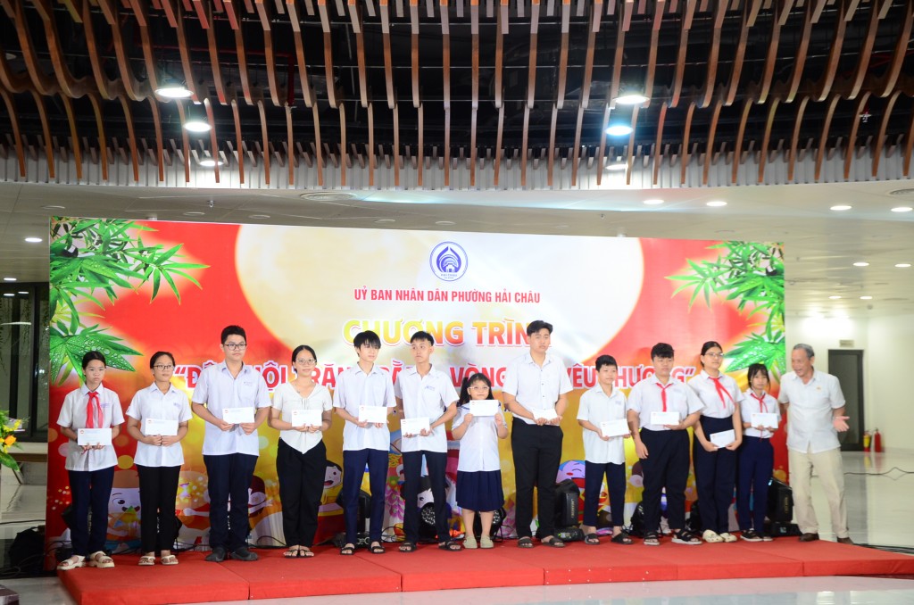 Các suất học bổng là món quà động viên, tiếp sức đến trường cho các em học sinh, sinh viên (Ảnh Đ.Minh) Các suất học bổng là món quà động viên, tiếp sức đến trường cho các em học sinh, sinh viên (Ảnh Đ.Minh)