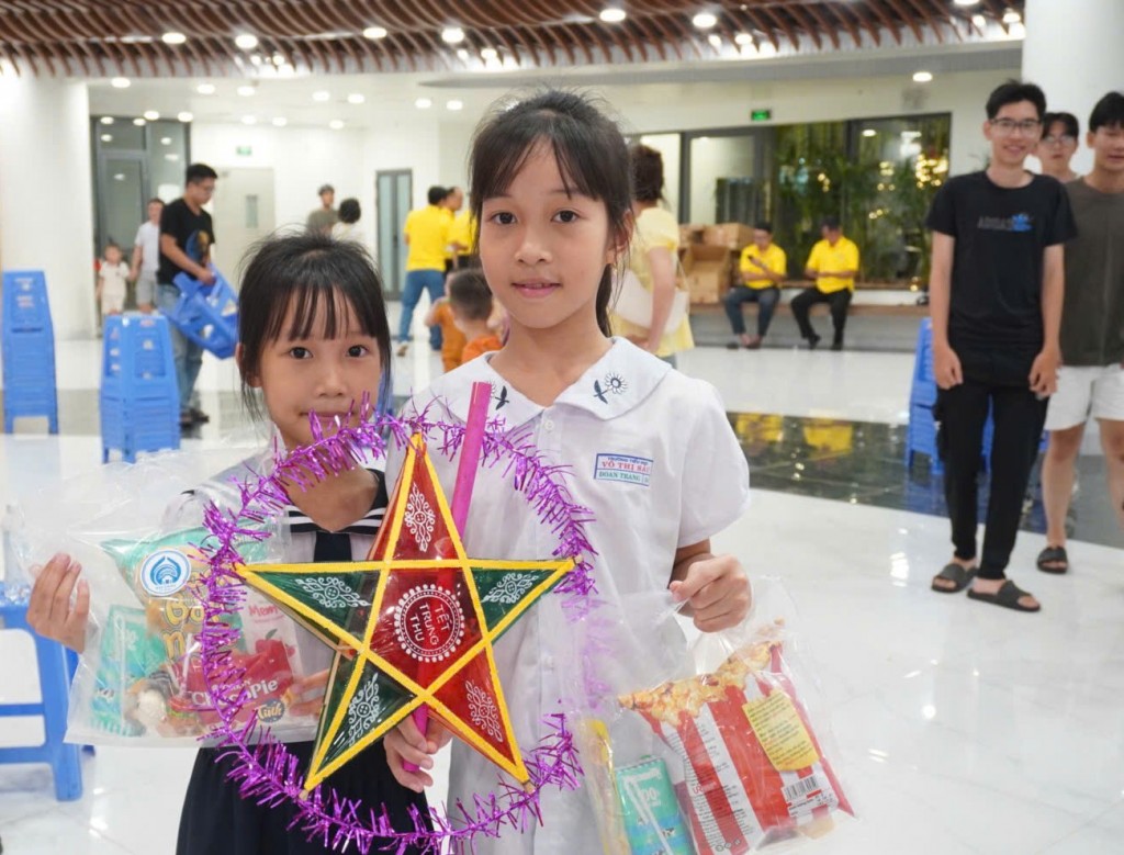 Chiếc lồng đèn, chiếc bánh không chỉ mang đến điều kiện vui trung thu tốt hơn mà còn động viên tinh thần cho các em thiếu nhi (Ảnh Đ.Minh) Chiếc lồng đèn, chiếc bánh không chỉ mang đến điều kiện vui trung thu tốt hơn mà còn động viên tinh thần cho các em thiếu nhi (Ảnh Đ.Minh)