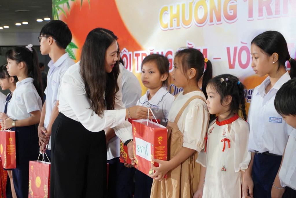 Ngoài các phần quà, UBND phường Hải Châu còn tổ chức nhiều hoạt động vui chơi hấp dẫn (Ảnh Đ.Minh) Ngoài các phần quà, UBND phường Hải Châu còn tổ chức nhiều hoạt động vui chơi hấp dẫn (Ảnh Đ.Minh)