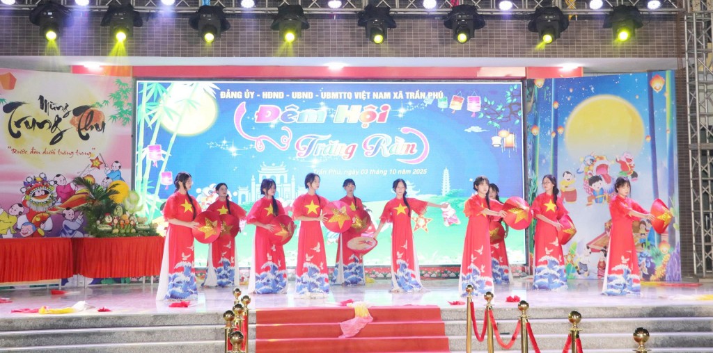 Một tiết mục ca nhạc của thiếu nhi xã Trần Phú tại Đêm hội