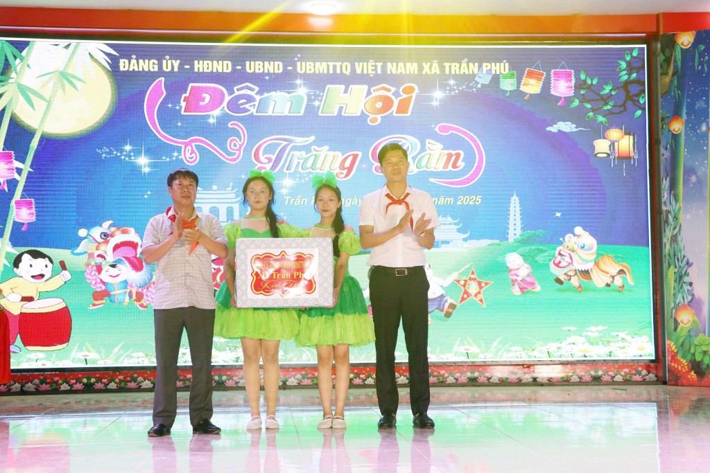 Đồng chí Nguyễn Nguyên Hùng, Bí thư Đảng uỷ, Chủ tịch HĐND xã Trần Phú tặng quà cho trẻ em có hoàn cảnh khó khăn trên địa bàn