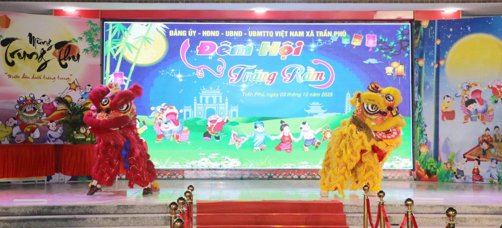 Trẻ nhỏ thích thú vui đón Trung thu