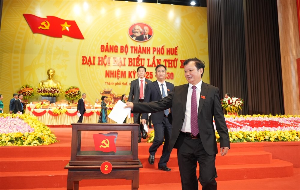 Đoàn Chủ tịch bỏ phiếu bầu Ban Chấp hành Đảng bộ thành phố Huế khóa XVII, nhiệm kỳ 2025 - 2030  