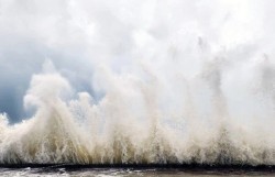 Bão số 11 tiếp tục tăng cấp, cách Hoàng Sa 570km