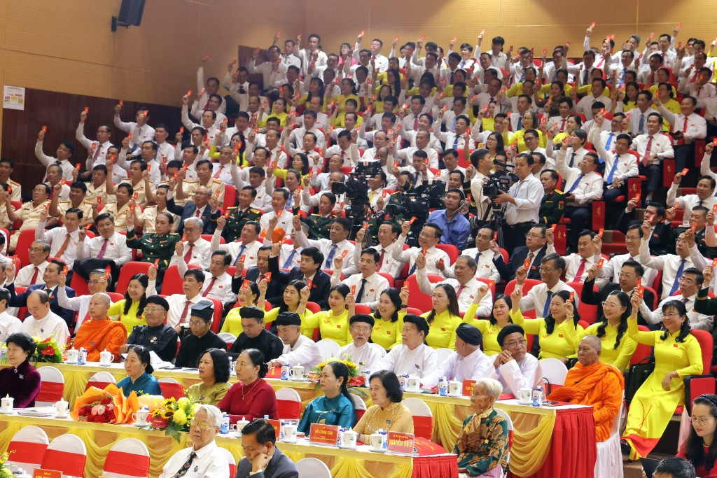 Các đại biểu biểu quyết tại đại hội