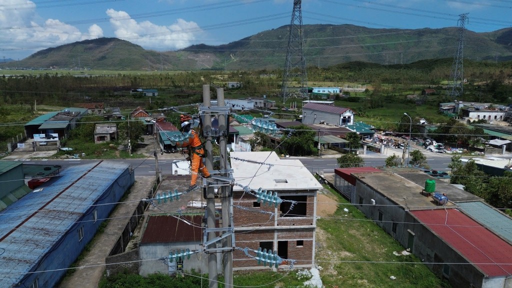 Nhanh chóng khắc phục thiên tai, bảo đảm lưới điện phục vụ Nhân dân Nhanh chóng khắc phục thiên tai, bảo đảm lưới điện phục vụ Nhân dân