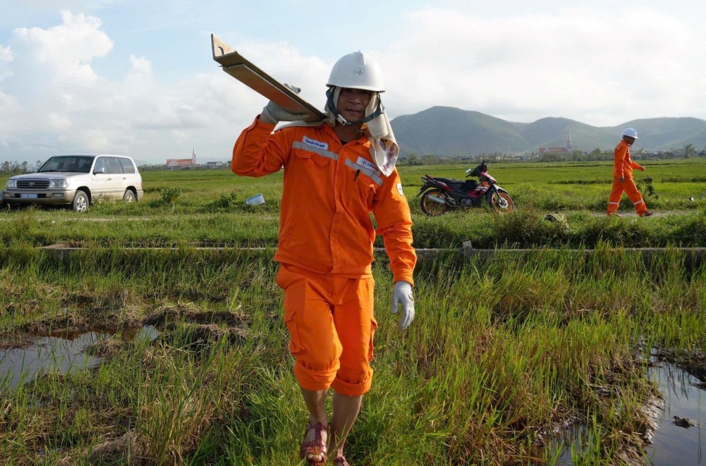 56 năm - một chặng đường tự hào của người thợ điện EVNNPC 56 năm - một chặng đường tự hào của người thợ điện EVNNPC