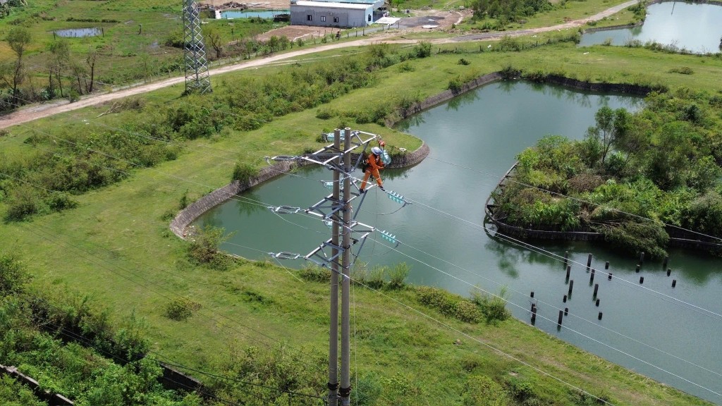 56 năm - một chặng đường tự hào của người thợ điện EVNNPC 56 năm - một chặng đường tự hào của người thợ điện EVNNPC