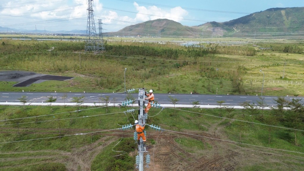 Công nhân điện lực miền Bắc làm việc xuyên đêm để khắc phục hậu quả bão số 10 (Bualoi) Công nhân điện lực miền Bắc làm việc xuyên đêm để khắc phục hậu quả bão số 10 (Bualoi)