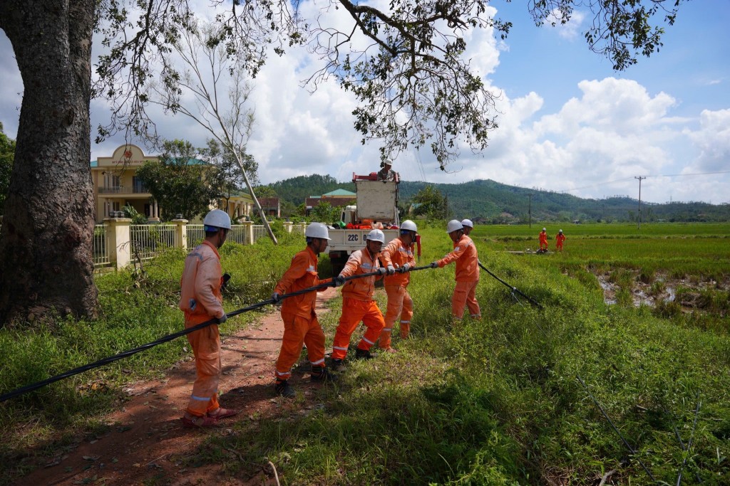 Công nhân điện lực khắc phục lưới điện tại Kỳ Anh (Hà Tĩnh) bị ảnh hưởng bởi bão Bualoi Công nhân điện lực khắc phục lưới điện tại Kỳ Anh (Hà Tĩnh) bị ảnh hưởng bởi bão Bualoi