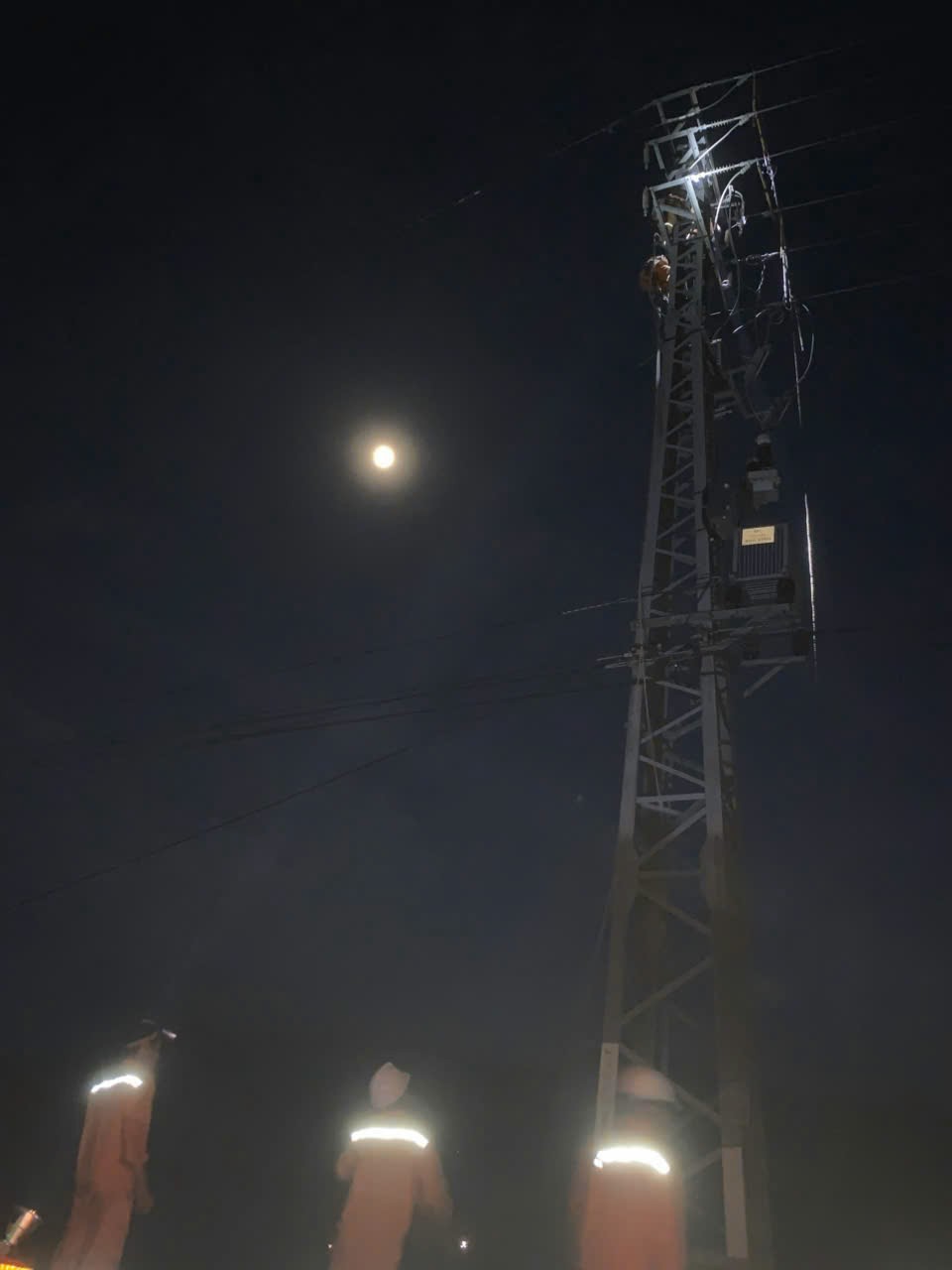 56 năm - một chặng đường tự hào của người thợ điện EVNNPC 56 năm - một chặng đường tự hào của người thợ điện EVNNPC