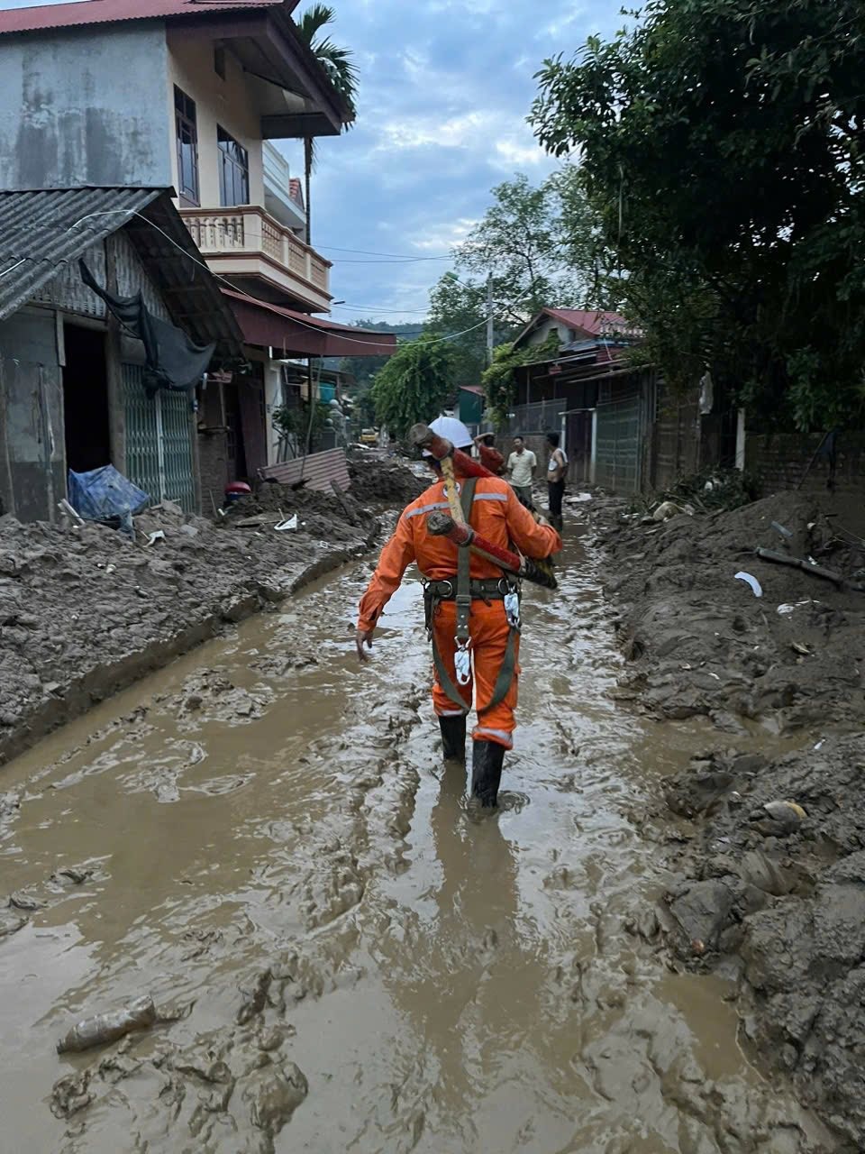 56 năm - một chặng đường tự hào của người thợ điện EVNNPC 56 năm - một chặng đường tự hào của người thợ điện EVNNPC