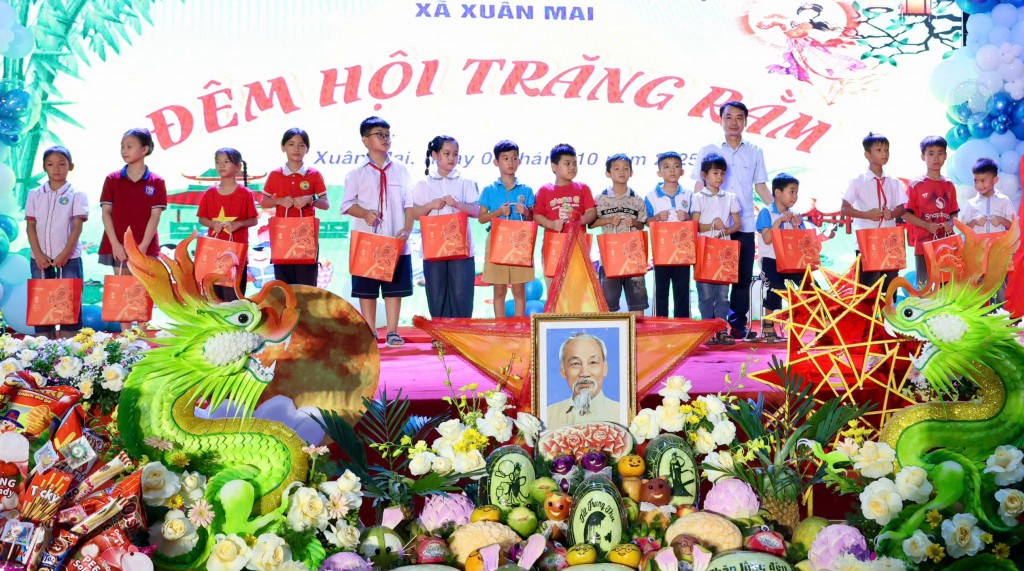 Những suất quà ý nghĩa được trao đến các em thiếu nhi xã Xuân Mai