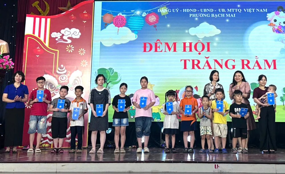 Phường Bạch Mai: Hơn 300 phần quà đến với thiếu nhi nhân dịp Tết Trung thu Phường Bạch Mai: Hơn 300 phần quà đến với thiếu nhi nhân dịp Tết Trung thu