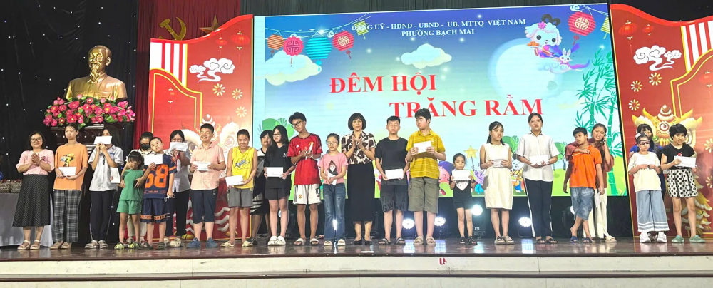 Phường Bạch Mai: Hơn 300 phần quà đến với thiếu nhi nhân dịp Tết Trung thu Phường Bạch Mai: Hơn 300 phần quà đến với thiếu nhi nhân dịp Tết Trung thu