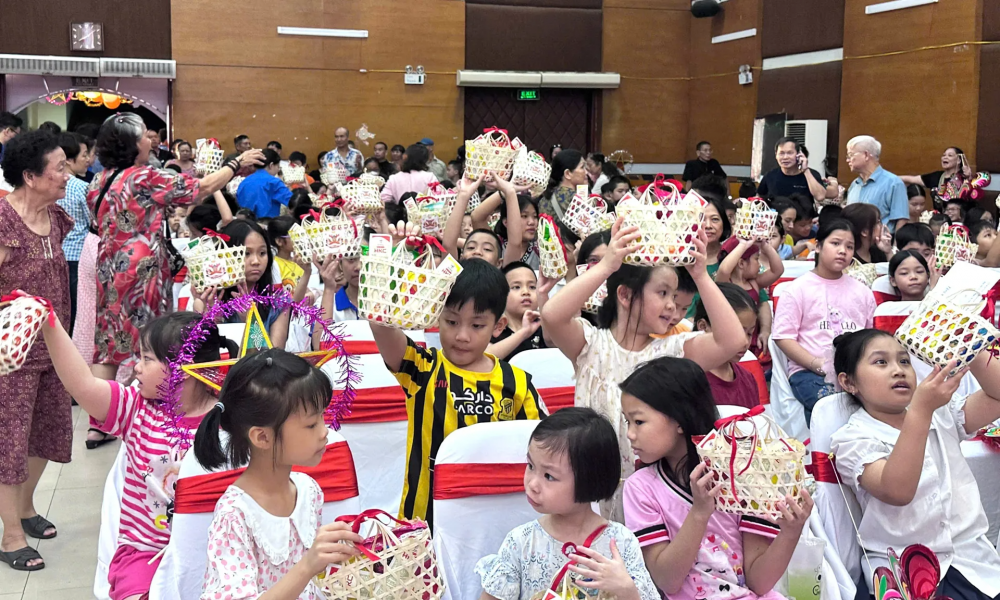 Phường Bạch Mai: Hơn 300 phần quà đến với thiếu nhi nhân dịp Tết Trung thu Phường Bạch Mai: Hơn 300 phần quà đến với thiếu nhi nhân dịp Tết Trung thu