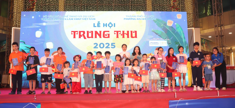Trung thu ấm áp đến với thiếu nhi phường Hai Bà Trưng Trung thu ấm áp đến với thiếu nhi phường Hai Bà Trưng