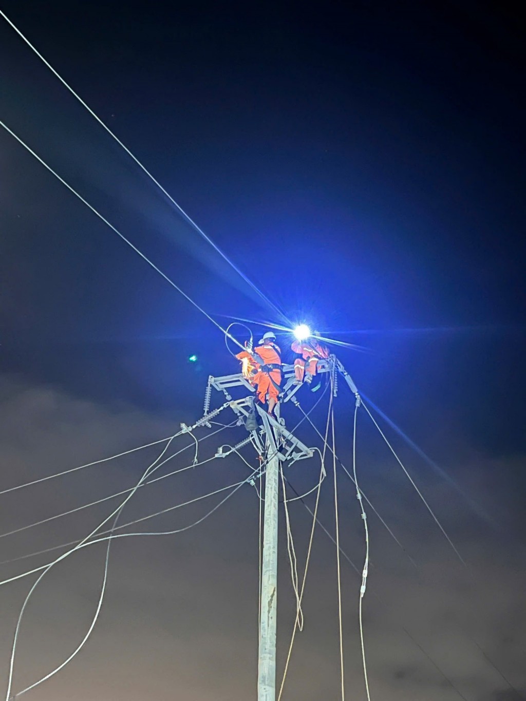 Xuyên đêm khắc phục hậu quả bão số 10 (Bualoi), nhanh chóng khôi phục lưới điện Xuyên đêm khắc phục hậu quả bão số 10 (Bualoi), nhanh chóng khôi phục lưới điện