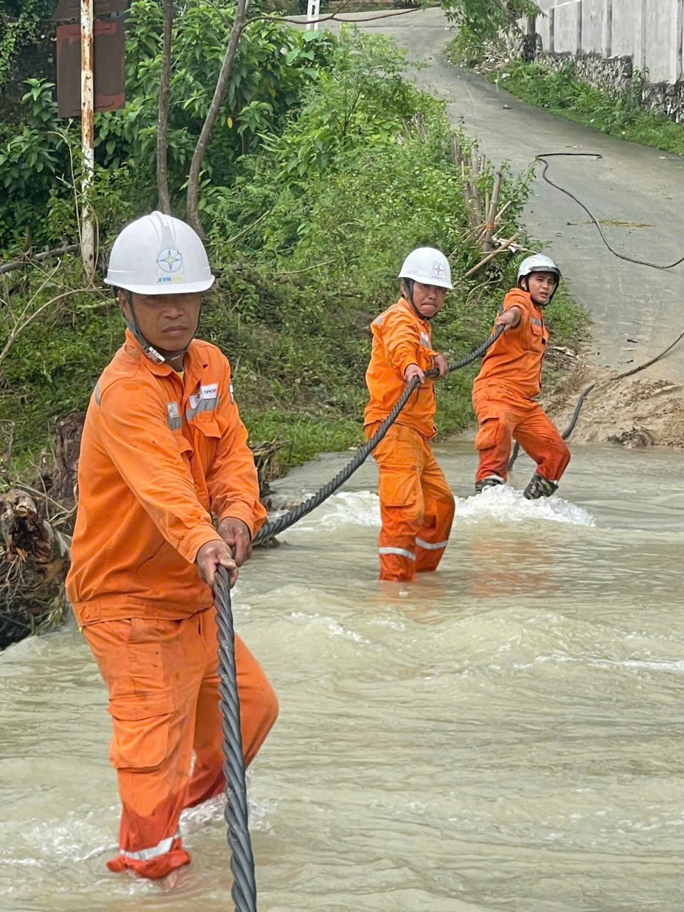 Đội QLĐL khu vực Thường Xuân (PC Thanh Hoá) triển khai khắc phục thiệt hại khi tiếp cận được địa bàn bị lũ tràn về do ảnh hưởng của bão Bualoi Đội QLĐL khu vực Thường Xuân (PC Thanh Hoá) triển khai khắc phục thiệt hại khi tiếp cận được địa bàn bị lũ tràn về do ảnh hưởng của bão Bualoi